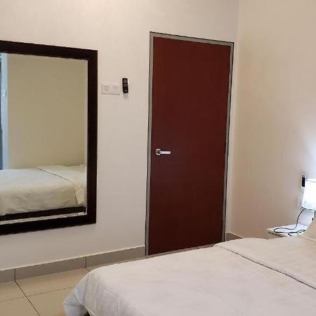 S Rose Hotel Sepang Bagian luar foto
