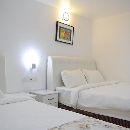 S Rose Hotel Sepang Bagian luar foto